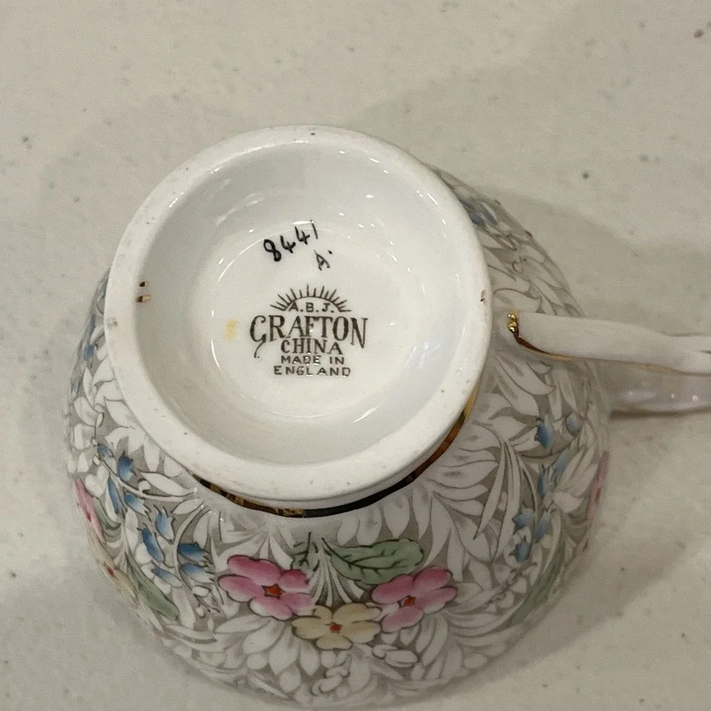 ABJ ROYAL CRAFTON TEA CUP WITH SAUCER ENGLAND - PORCELAIN FLOWERS SPRING 8441